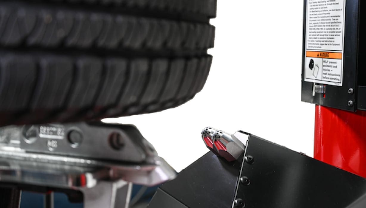 Coats MAXX 90L Tire Changer With Lift - Electric or Air Motor